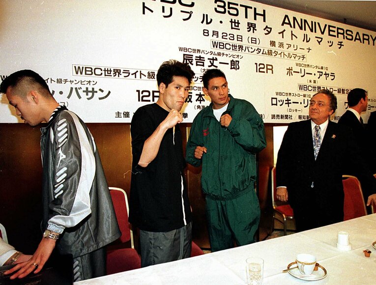 2度目の世界戦となったセサール・バサンとの調印式で拳を握りしめる坂本博之　©Koh Tanaka