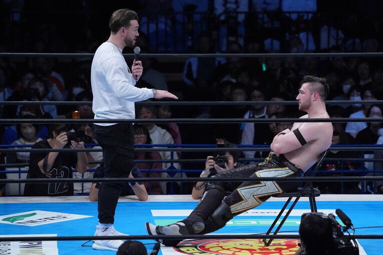 ウィル・オスプレイの話を聞くカラム・ニューマン。1月5日、大田区総合体育館　©Essei Hara