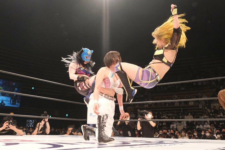 5月28日のアーティスト王座戦にて連携攻撃を決めるキッドと渡辺桃