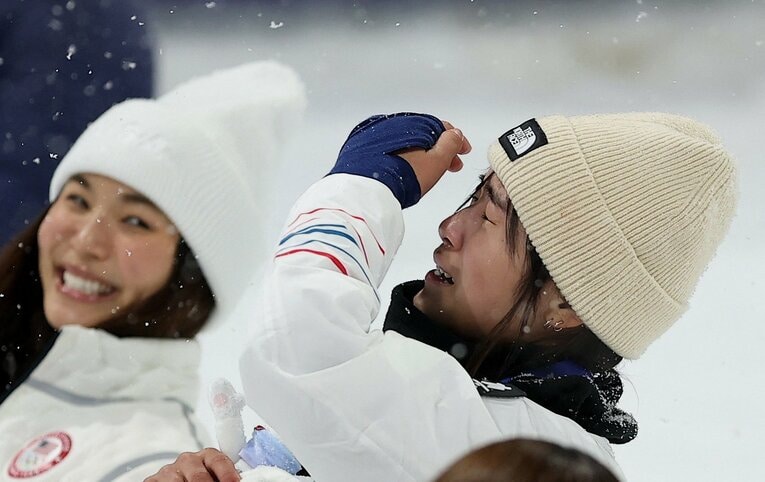 目指してきたクロエ・キムの隣で涙するチェ・ガオン　©︎Reuters/AFLO