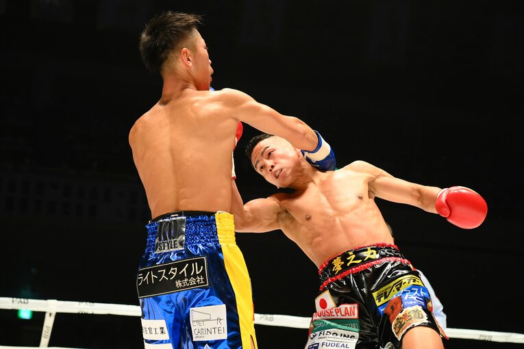 今村の右フックに、武居は右アッパーを合わせた