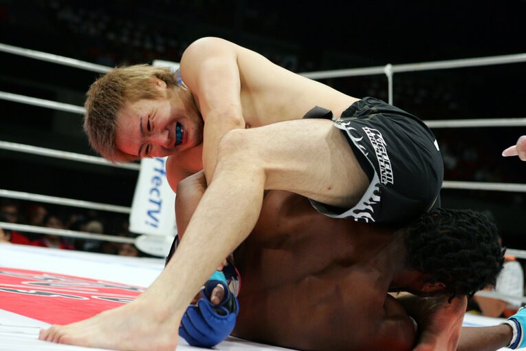 『PRIDE 武士道 -其の五-』はチキンウイングアームロックでチャールズ・“クレイジー・ホース”・ベネットに一本勝ち