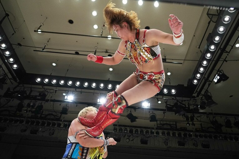 コーナーからのSareeeのドロップキック