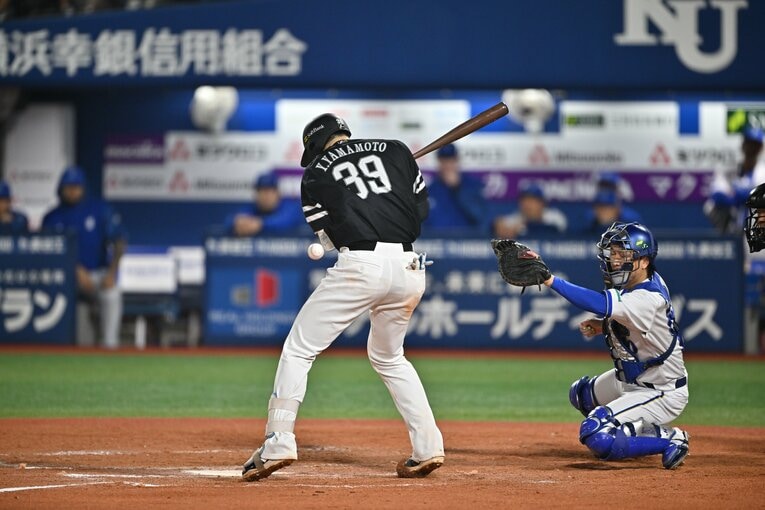 延長11回、山本が左前腕にモロに受けた死球の決定的瞬間　©️Hideki Sugiyama