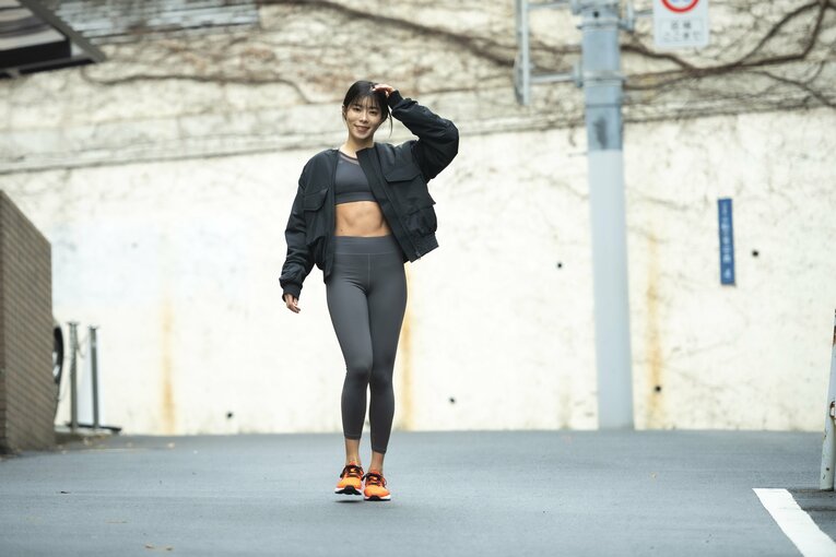 「ジョジョ立ち写真」に19万いいね…とももともも25歳に聞く撮影のウラ側「コスプレにも肉体美が求められている」《特別グラビア》(31)