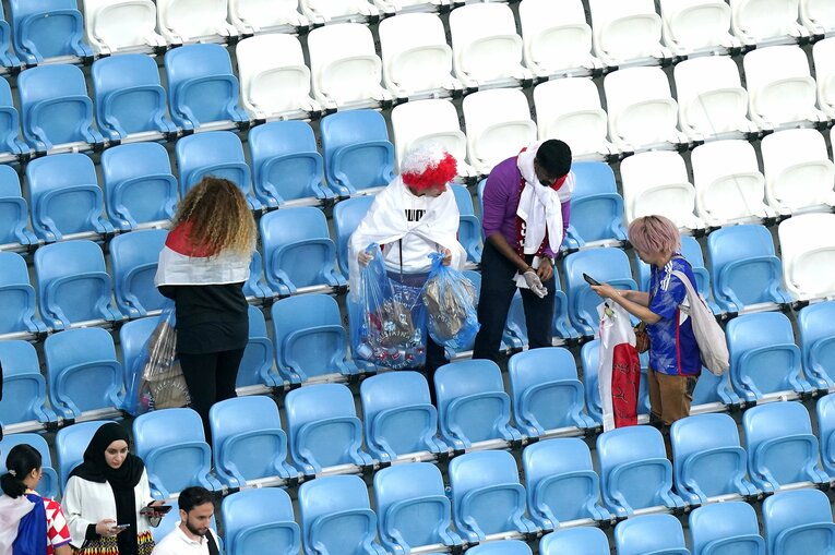 W杯でゴミ拾いする日本代表サポーターの姿は今や世界的に有名に（写真は右に続きます）　©PA Images/JIJI PRESS