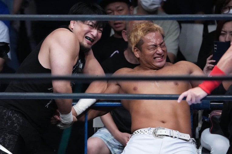 鉄柵で海野翔太の腕を攻める成田蓮　©Essei Hara