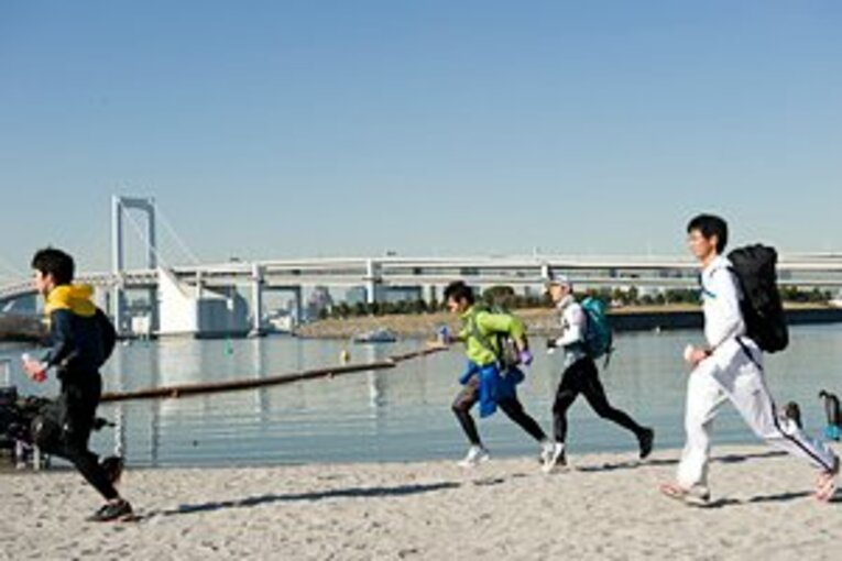 家族連れで賑わうお台場のビーチを疾走。明らかに浮いてました