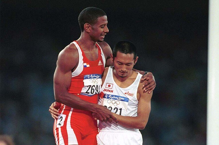 00年シドニー五輪、400mハードルで転倒した為末。パナマ代表の選手に慰められた　©AFLO ／ photograph by AFLO