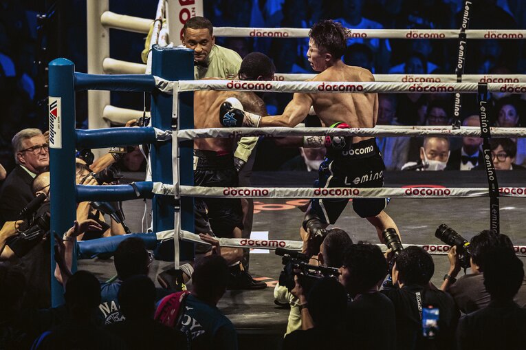 ダメージを負ったフルトンにラッシュをかける井上尚弥（3枚目／全5枚）　©Takuya Sugiyama