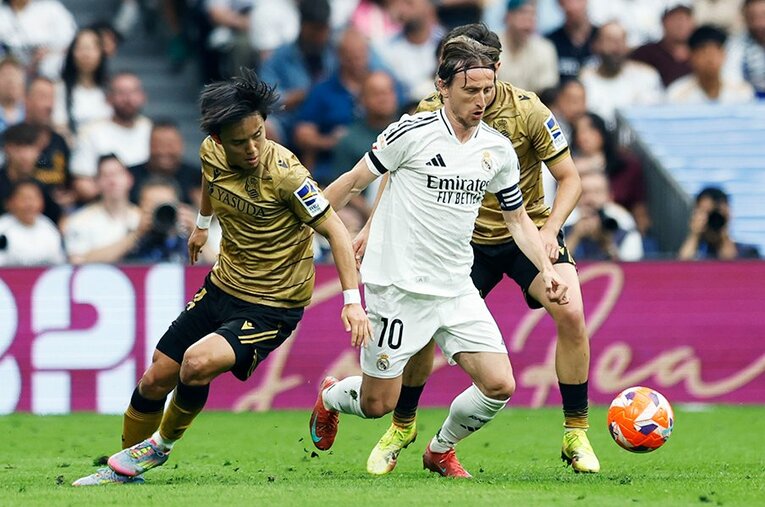 ラ・リーガ最終節で実現した久保建英vsモドリッチ。このマッチアップが見納めとなるのだろう ／ photograph by Daisuke Nakashima