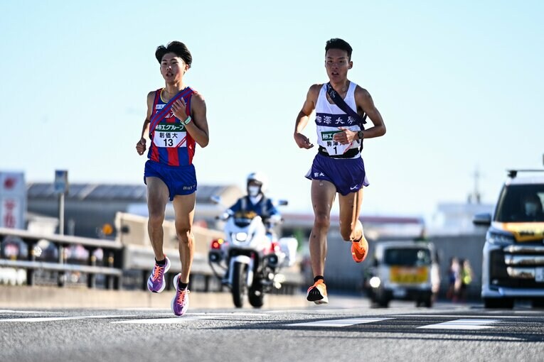 2区の創価大・葛西潤は駒澤大のスーパールーキー佐藤圭汰に1秒差で競り勝ち、区間賞に ©Nanae Suzuki