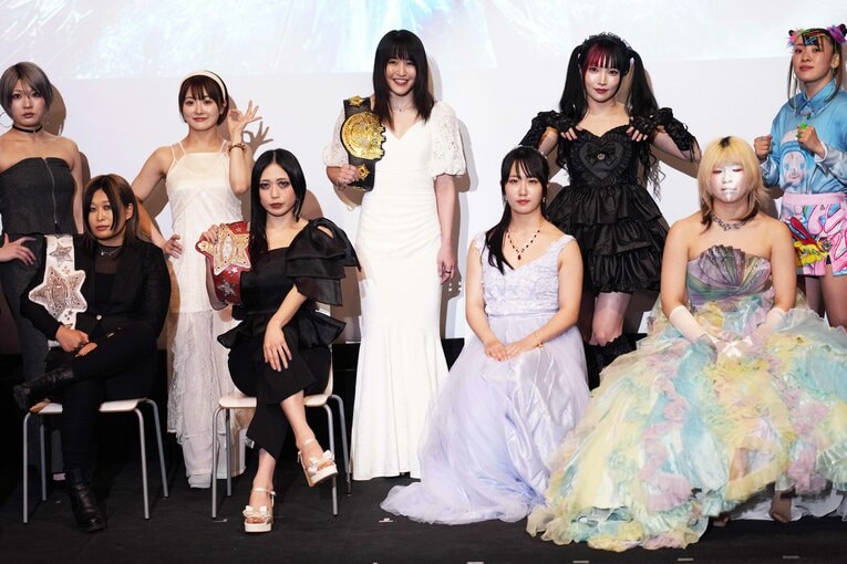 4.26横浜アリーナ大会の記者会見に出席した上谷沙弥、玖麗さやから。4月12日、東京　©Essei Hara