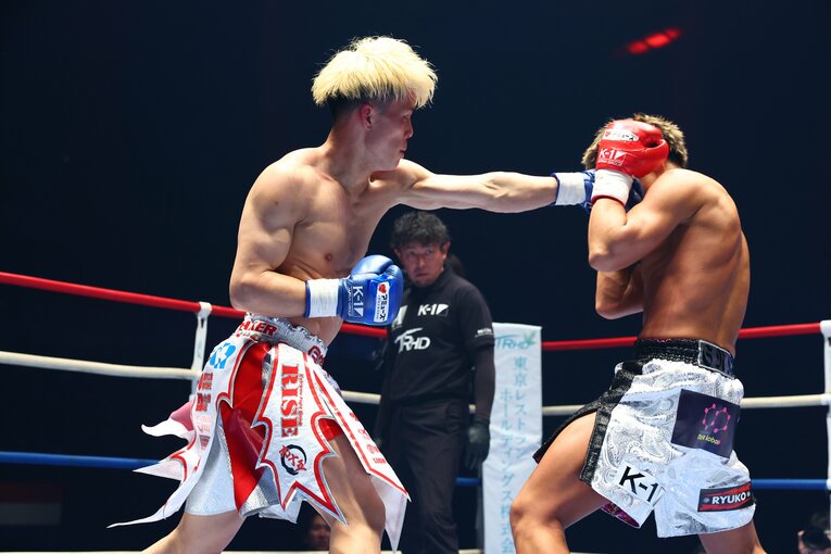 門口佳佑の左ストレート　©RISE/Chiyo Yamamoto