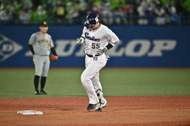 CS第2戦で阪神・藤浪から逆転2ランを放ち、悠々とダイヤモンドを一周するヤクルト村上　©︎Hideki Sugiyama