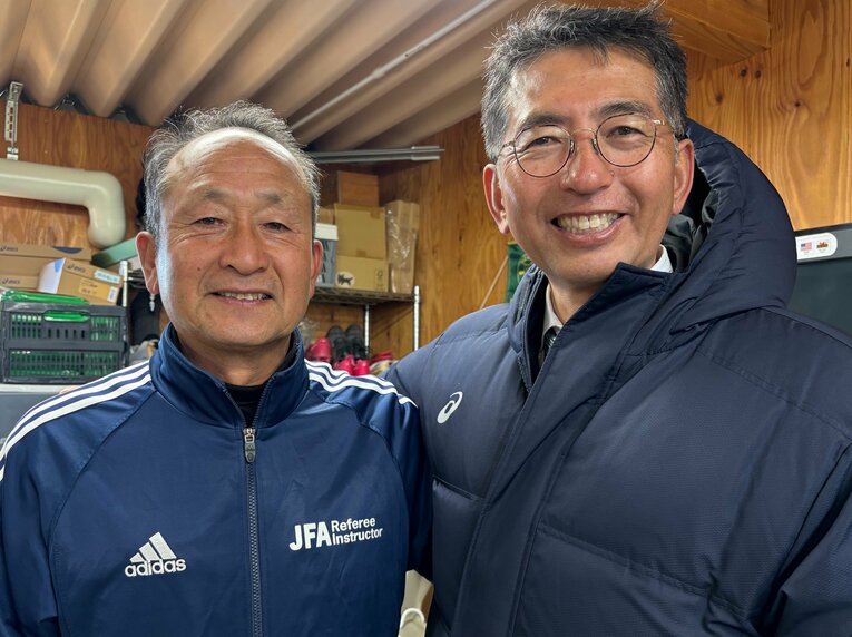 野村監督（現・総監督、校長）に感謝する青木さん　©︎Takahito Ando