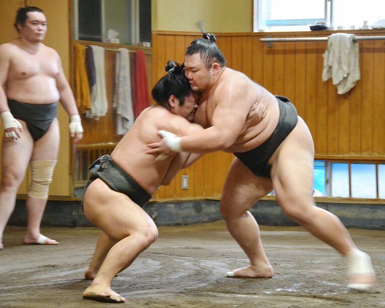 2022年6月、幕下以下の力士が締める「黒廻し」で稽古する朝乃山　©JIJI PRESS