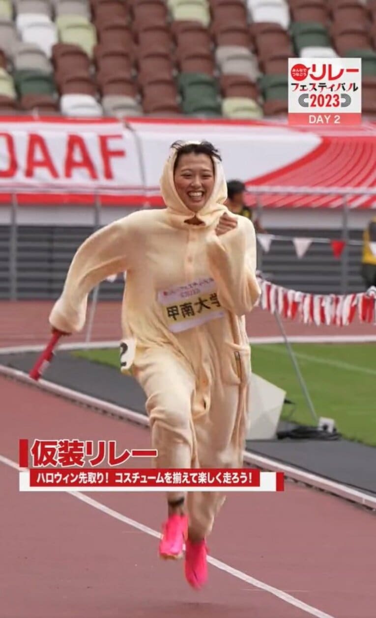 10月初旬に行われた日本選手権リレー「仮装リレー」種目で人気漫画『ちいかわ』の着ぐるみで爆走する青山。本当の復帰戦はこちらだった…？／日本陸連公式Xより引用