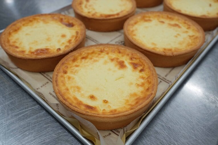 ジャムを塗る前のチーズケーキ