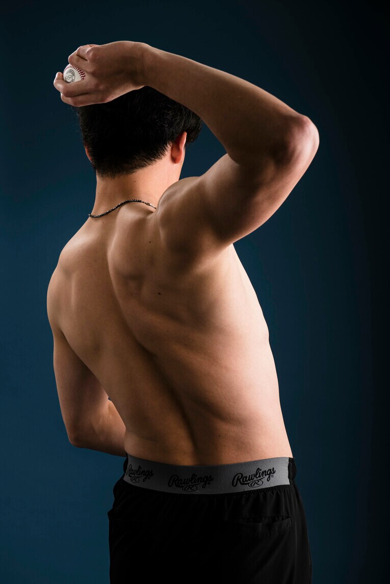 Number1066号「筋肉特集」に登場したオリックス山崎颯一郎（24歳）。自慢の部位は「肩周り」とのこと　©︎Kurashina Naohiro