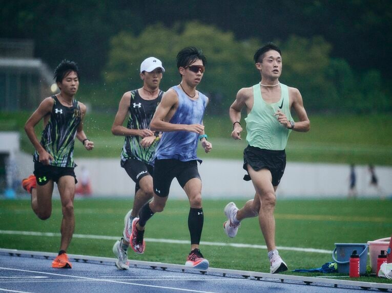 取材日には3000m×3の練習を行っていた。主力の木村（右）、田島（右から2番目）がチームを引っ張る　©Yuki Suenaga