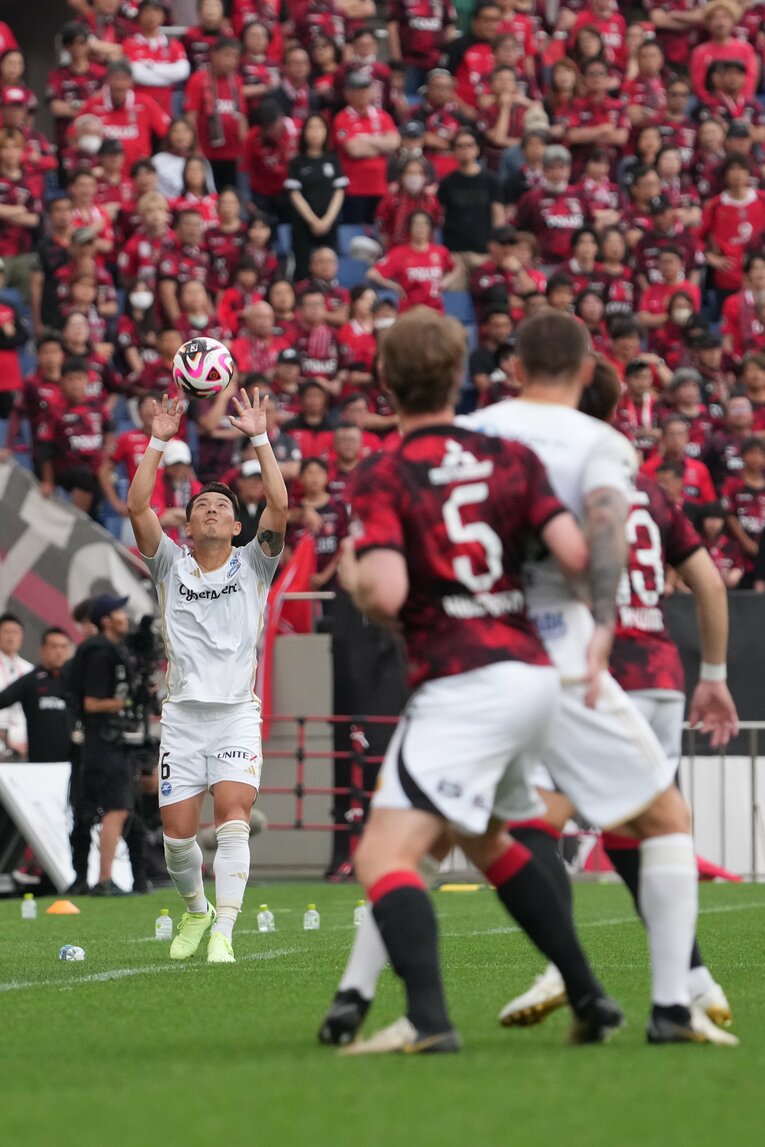 町田のロングスローに対応するホイブラーテン　©Masashi Hara/Getty Images