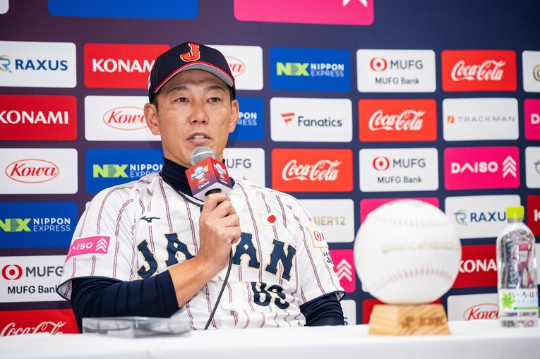 決勝の会見で「勝たせられなかったのは私の責任」と語った井端弘和監督　©︎Nanae Suzuki