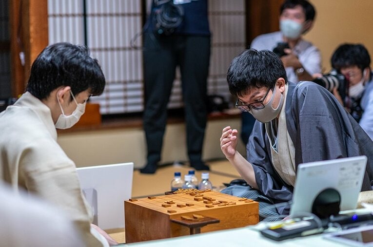 圧倒的な勝率を誇る「先手番の藤井聡太七冠」相手に先勝。永瀬拓矢王座は防衛に向けて力強く一歩目を踏み出した ／ photograph by Takuya Sugiyama