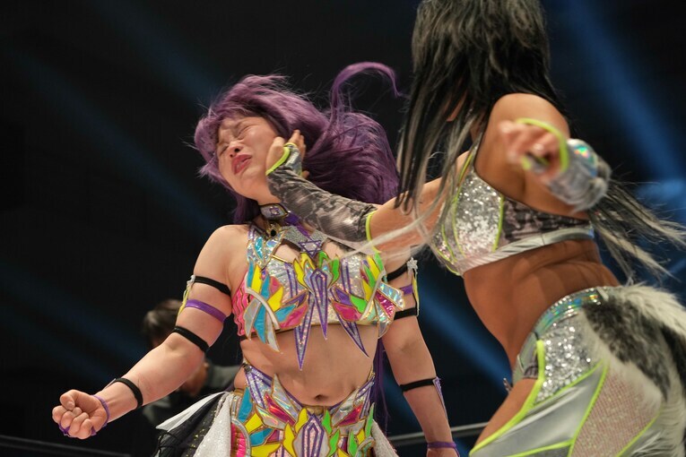 ジュリアの張り手が中野たむのアゴを砕く　©Essei Hara