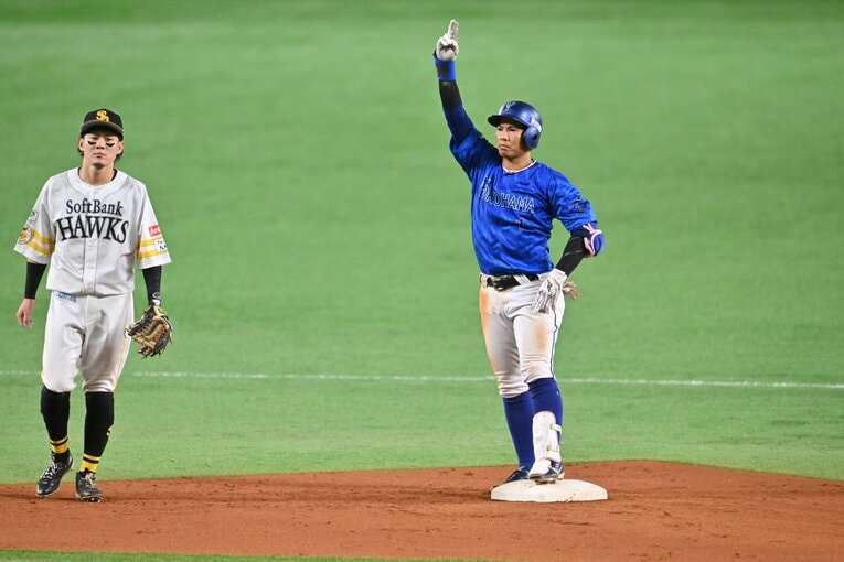 日本シリーズ第4戦、二塁打を放ってベンチを鼓舞する桑原将志　©Hideki Sugiyama