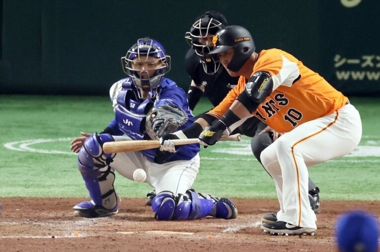 5月13日の中日戦、プロ入り15年目で初めて送りバントを決めた中田翔 ／ photograph by Sankei Shimbun