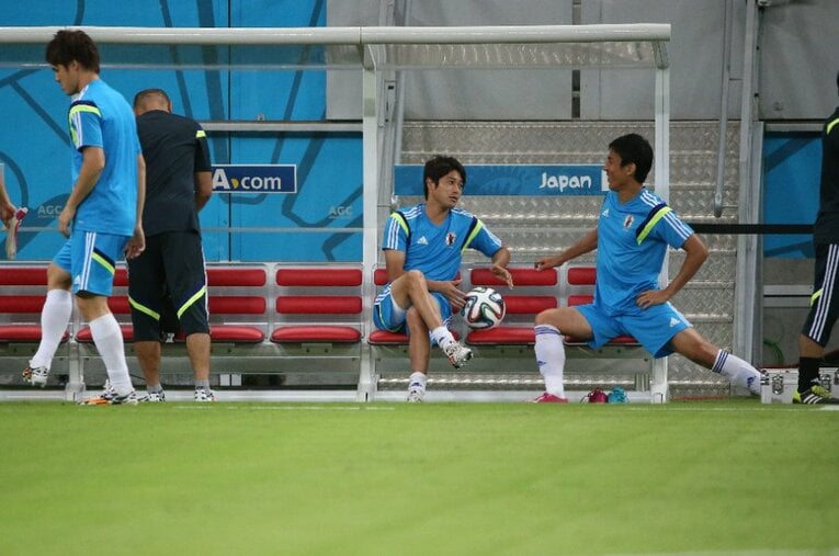 2014年のブラジルW杯・前日練習で話す内田篤人と長谷部誠　©JMPA