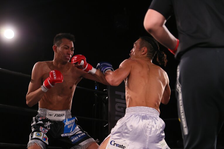 「RISE FIGHT CLUB」で“元ドラ2”相内誠（27歳、左）と対戦した安彦考真（44歳、右）　©RISE