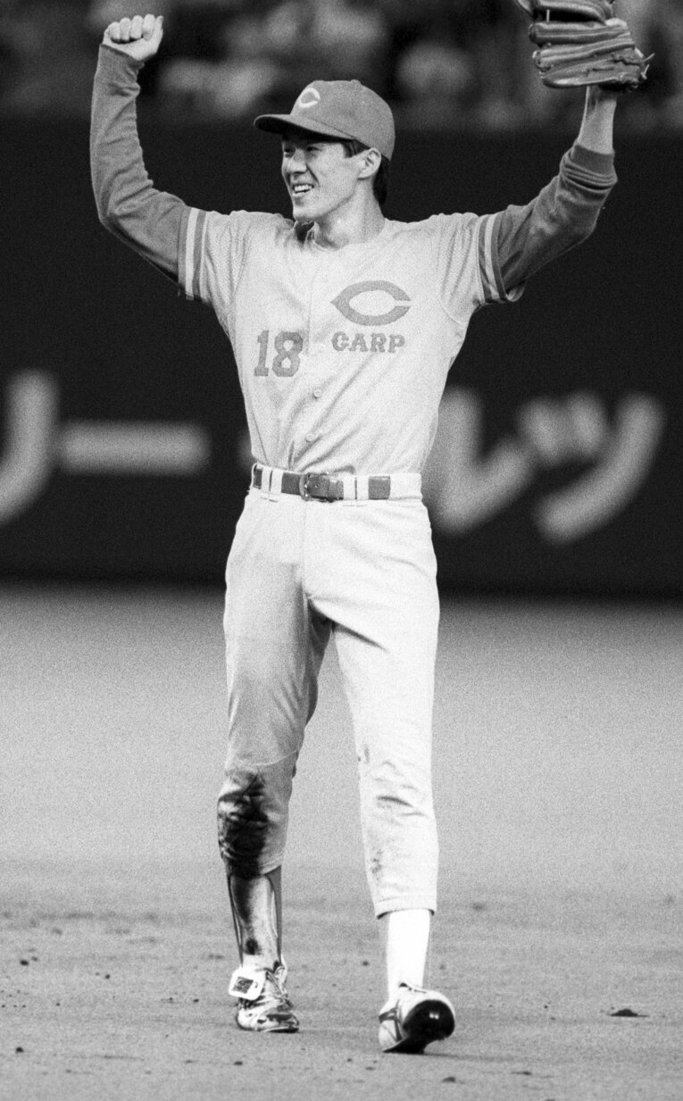 プロ1年目、プロ野球タイ記録の12試合連続セーブポイントを達成し、ガッツポーズを作る佐々岡真司　©KYODO