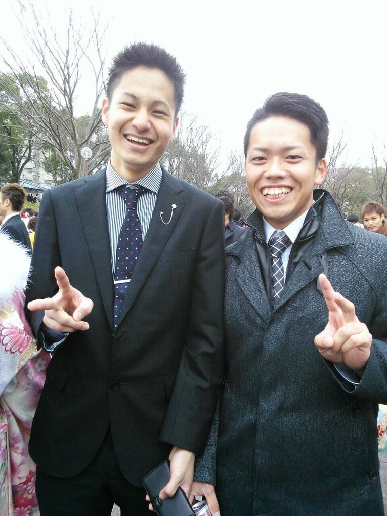 成人式で撮影された大竹と同級生・林さんのツーショット　写真：林竜也さん提供