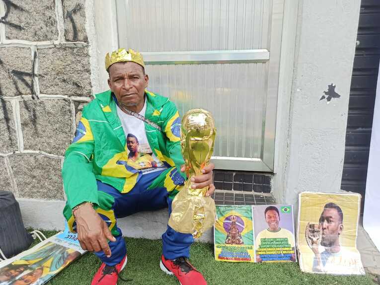 2日未明、葬儀に一番乗りしたというペレの熱狂的なファン ©Hiroaki Sawada