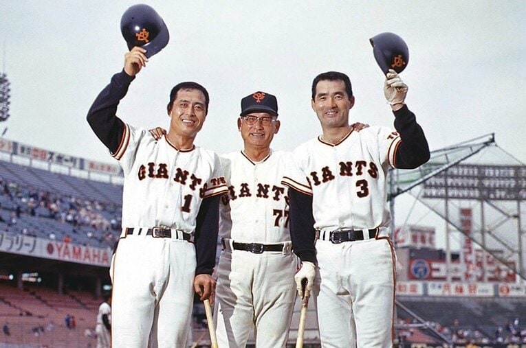 笑顔の三番・王、監督・川上、四番・長嶋。V9を達成した翌'74年に後楽園球場で撮影 ／ photograph by AFLO