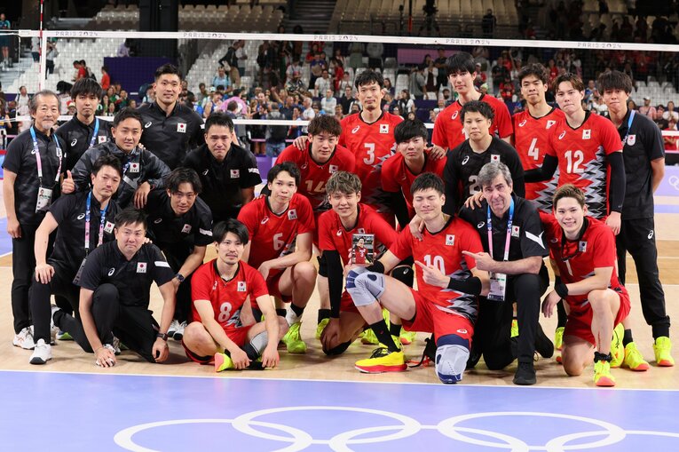 ”13番目の選手”として、チームをサポートした富田将馬（後列一番右）©︎Takuya Kaneko/JMPA