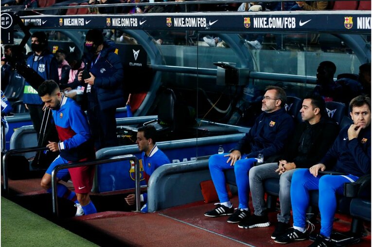 シャビ新監督41歳は暗黒バルサを救えるか 《メッシとの黄金連係・涙を撮ったカメラマン》が就任会見・初采配に見た“希望”とは(16)