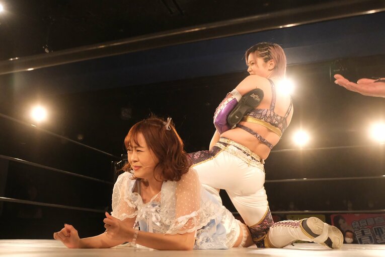 サイコロで勝敗が決まる？ 人気団体が “脱プロレス”で見せる女優たちのチャレンジとは…エース青野未来「エンタメだけど闘いがある」(16)