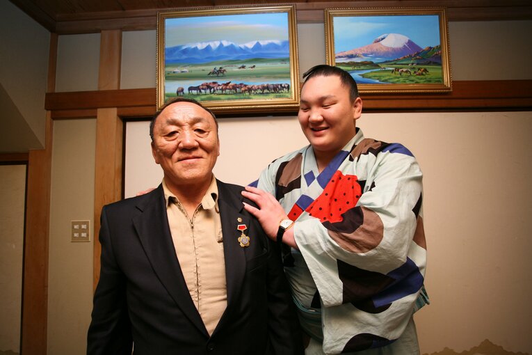 元オリンピックメダリストの父と笑顔で写真に収まる白鵬　©︎BUNGEI SHUNJU