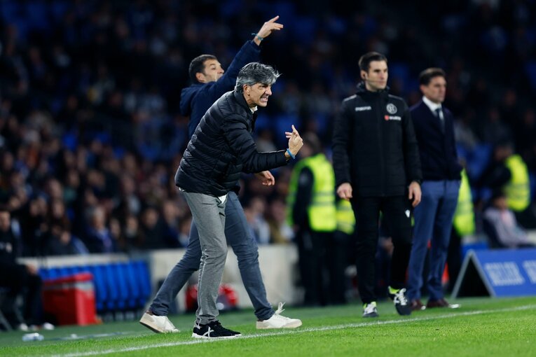 終了間際の相手の猛攻に檄を飛ばす指揮官イマノル　©Daisuke Nakashima