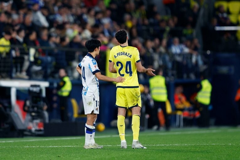 プレーでは翻弄するも、プレー外ではレミロにダメージを与えたペドラサを労わる久保　©Daisuke Nakashima