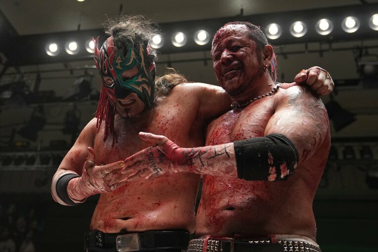 健闘を称え合うエル・デスペラードと葛西純　©Masashi Hara