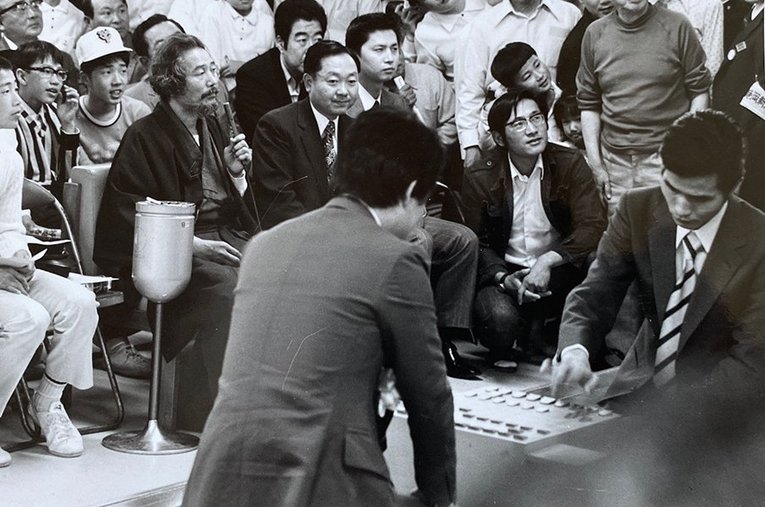 都内デパートで開催された将棋イベントの席上対局で、升田が客席に座って大盤を見て解説した光景　©Noboru Tamaru