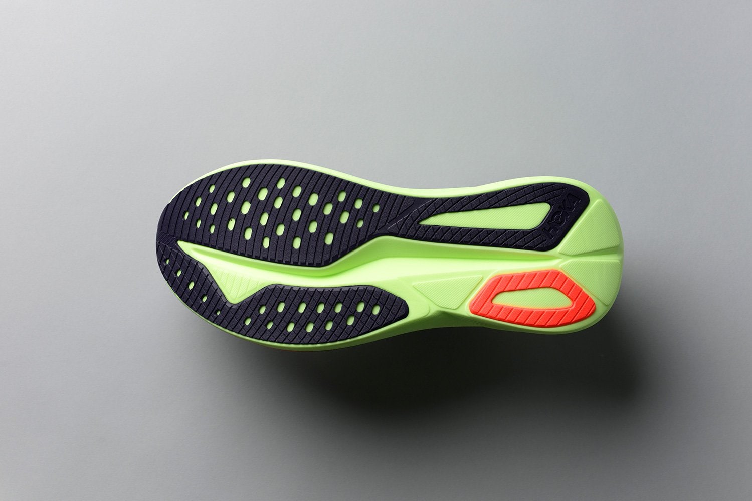 耐摩耗性に優れたゾーンラバーを効果的な箇所に配置。前足部のグリップ力の高いラバーがブレを抑える