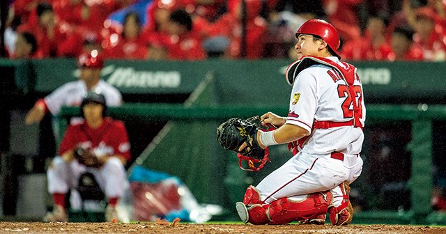 カープ正捕手の哲学＞會澤翼「扇の要は怯まない」 - プロ野球 - Number