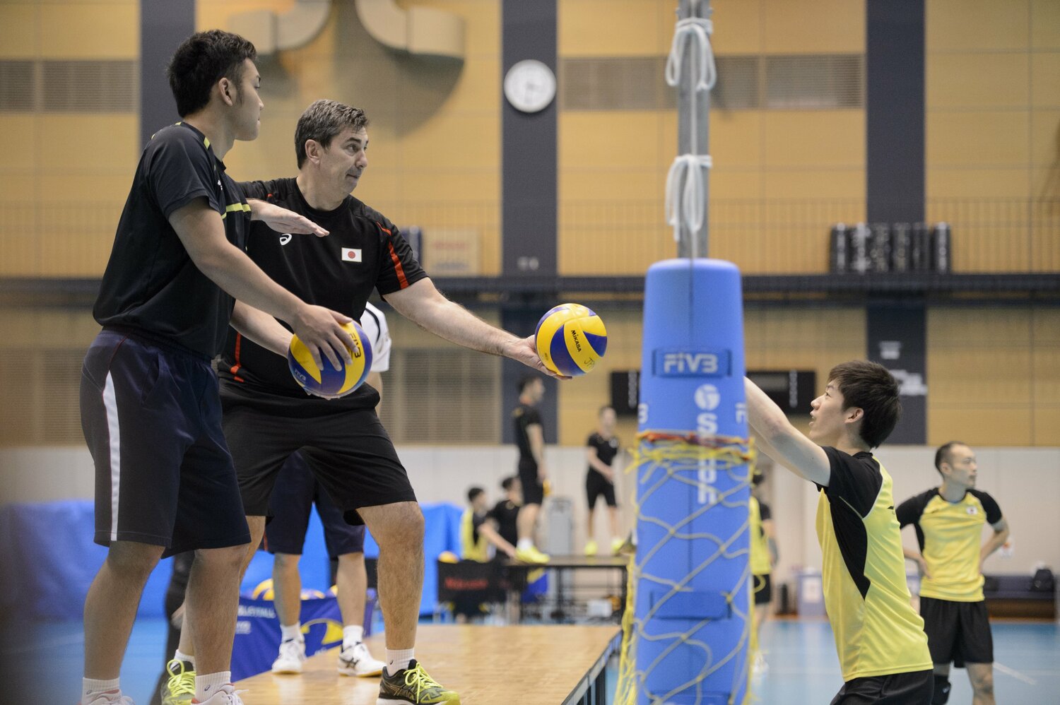石川祐希にブロックを指導するフィリップ・ブラン（2017年）©︎Asami Enomoto