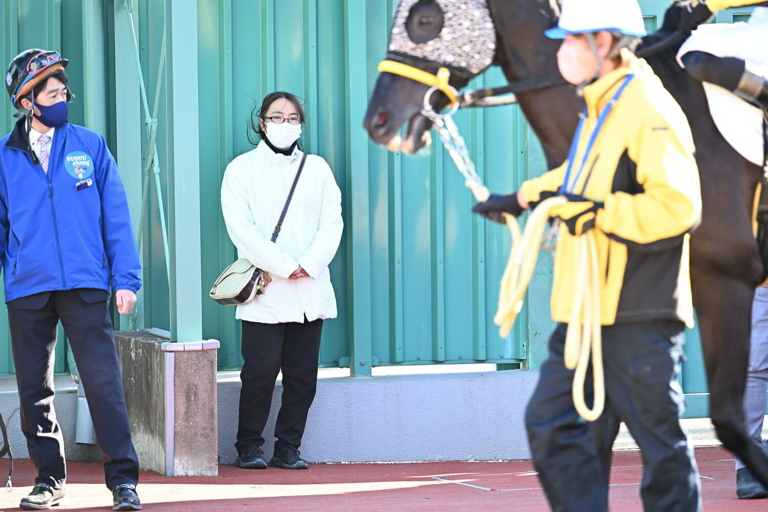 現在は調教師としてパドックで競走馬を見守る立場になった平山さん　©Keiji Ishikawa