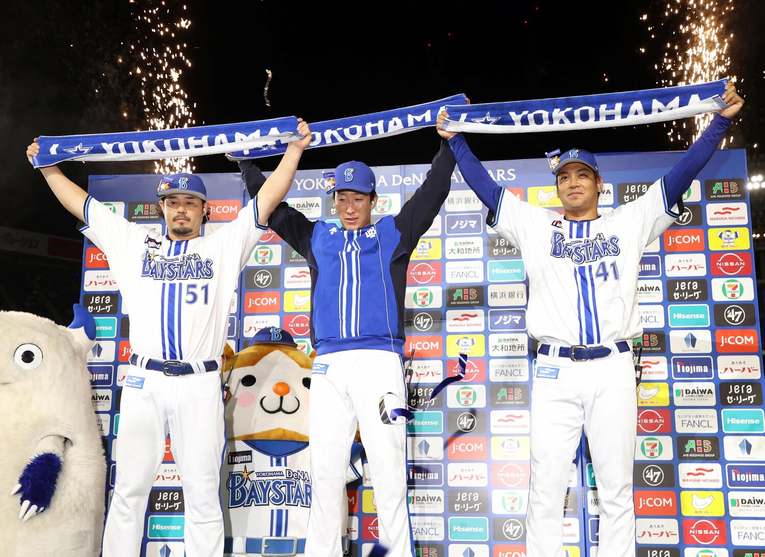 8月27日、宮崎敏郎、大貫晋一とともに初のハマスタのお立ち台に上がった佐々木千隼（右）　©Sankei Shimbun